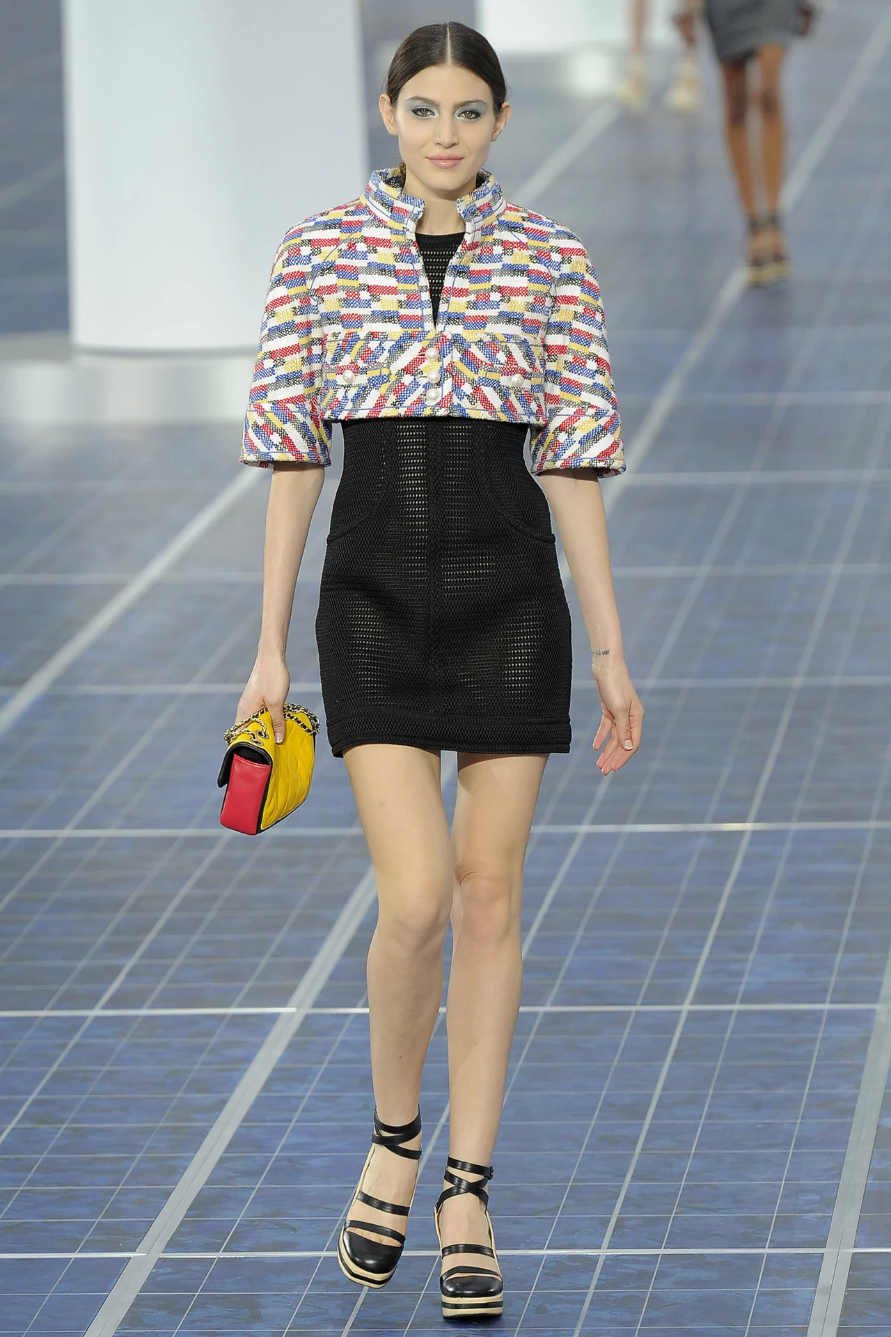 Modelka prezentuje najnowszą kolekcję domu mody Chanel Modelka prezentuje najnowszą kolekcję domu mody Chanel