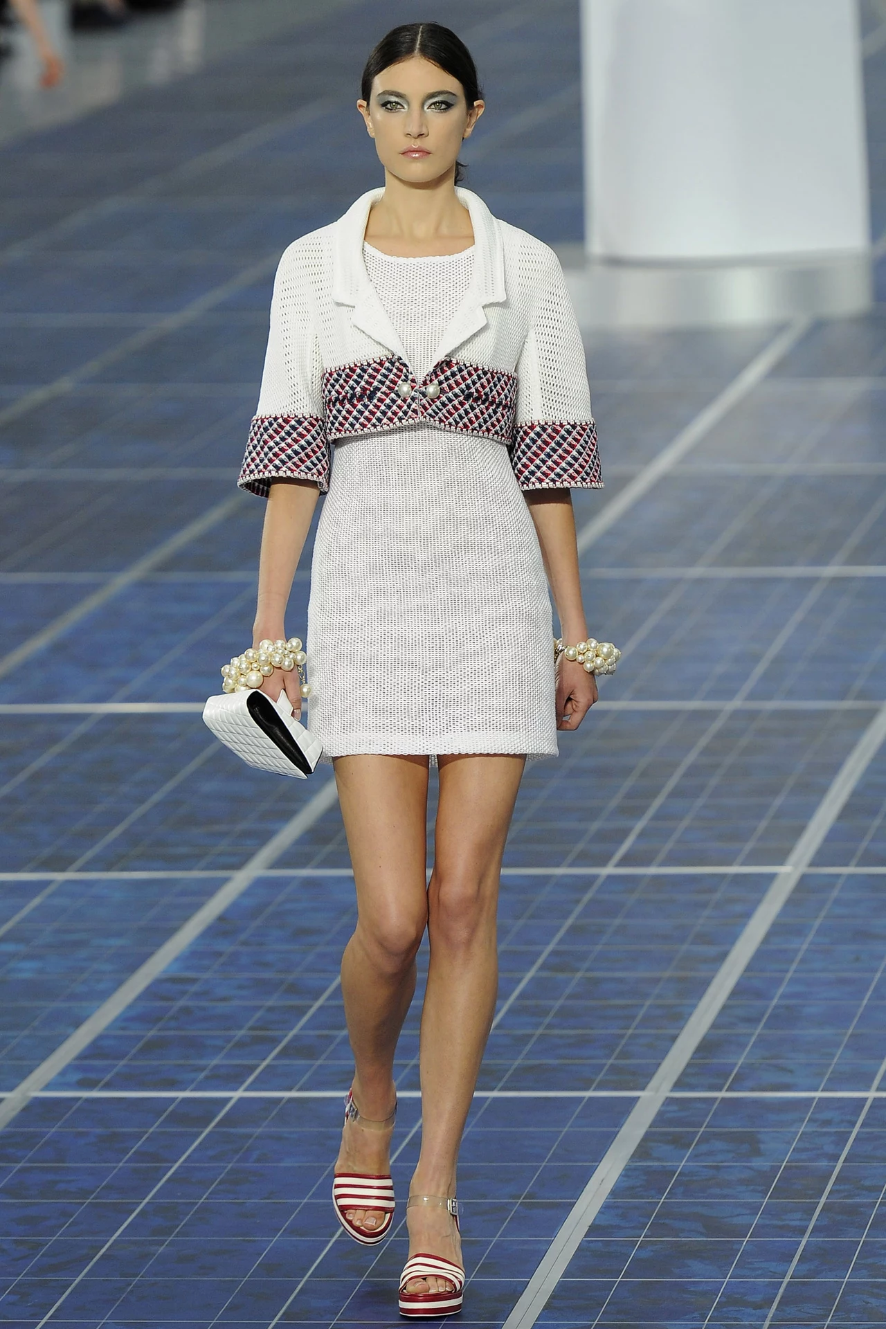Modelka prezentuje najnowszą kolekcję domu mody Chanel Modelka prezentuje najnowszą kolekcję domu mody Chanel