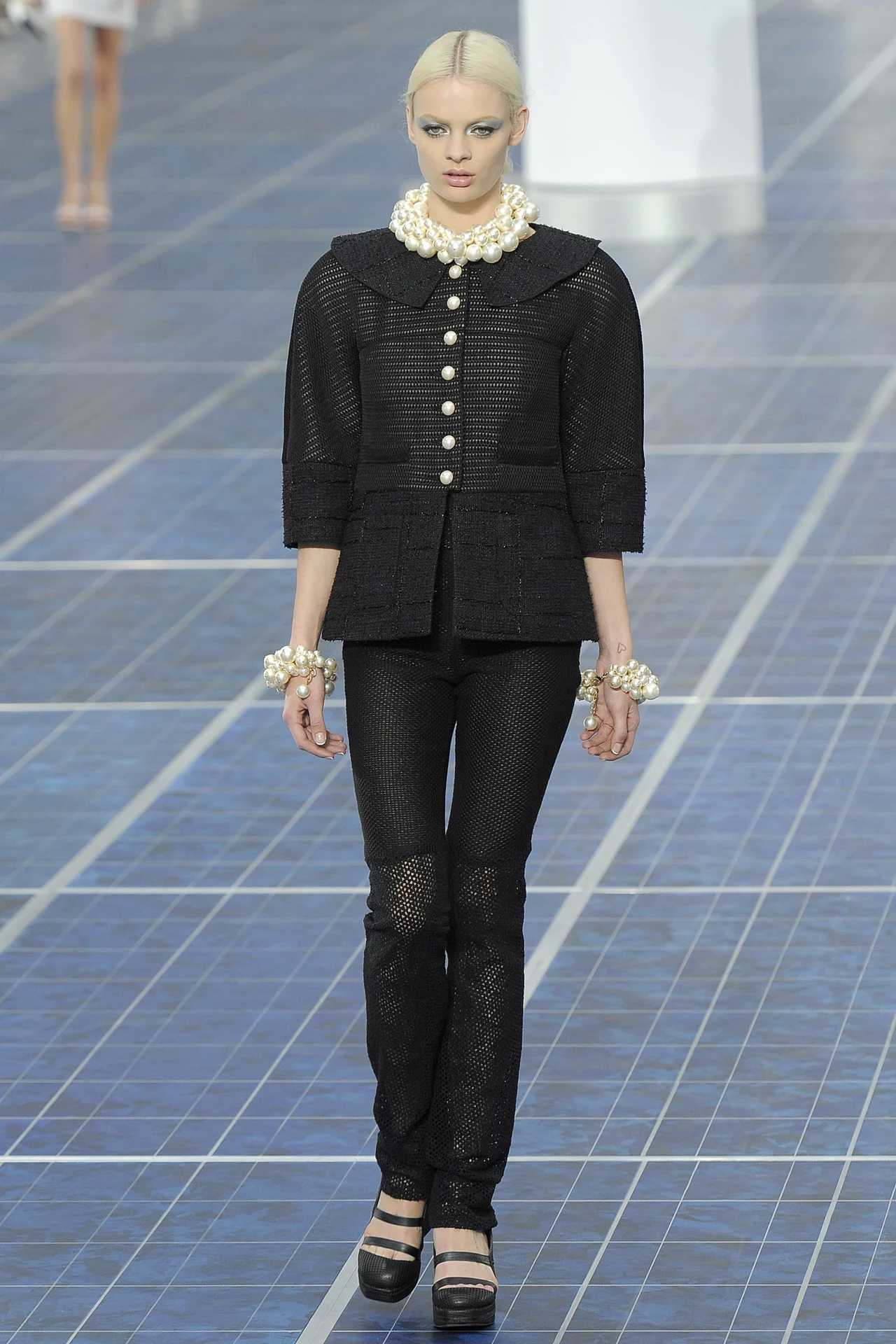Modelka prezentuje najnowszą kolekcję domu mody Chanel Modelka prezentuje najnowszą kolekcję domu mody Chanel