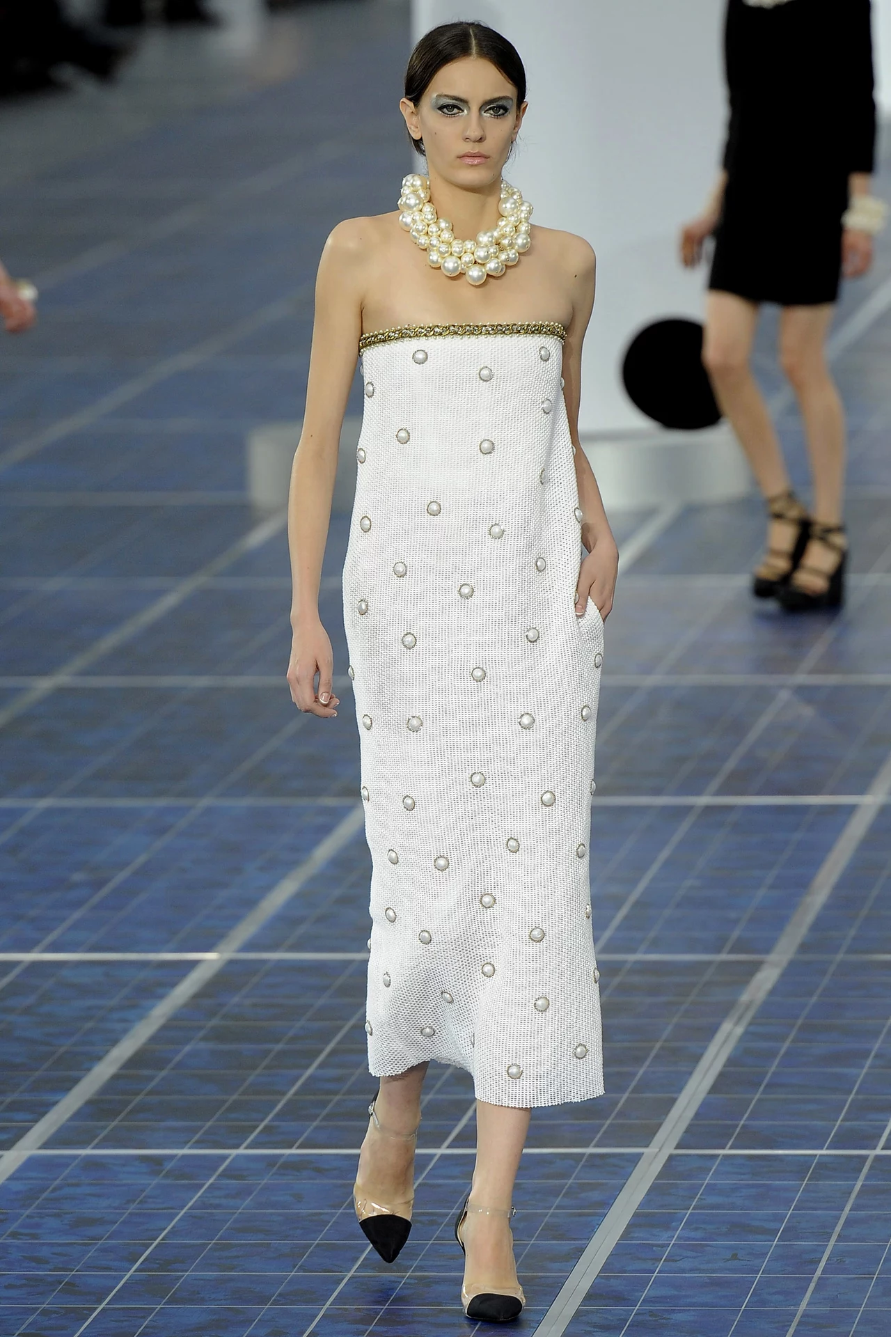 Modelka prezentuje najnowszą kolekcję domu mody Chanel Modelka prezentuje najnowszą kolekcję domu mody Chanel