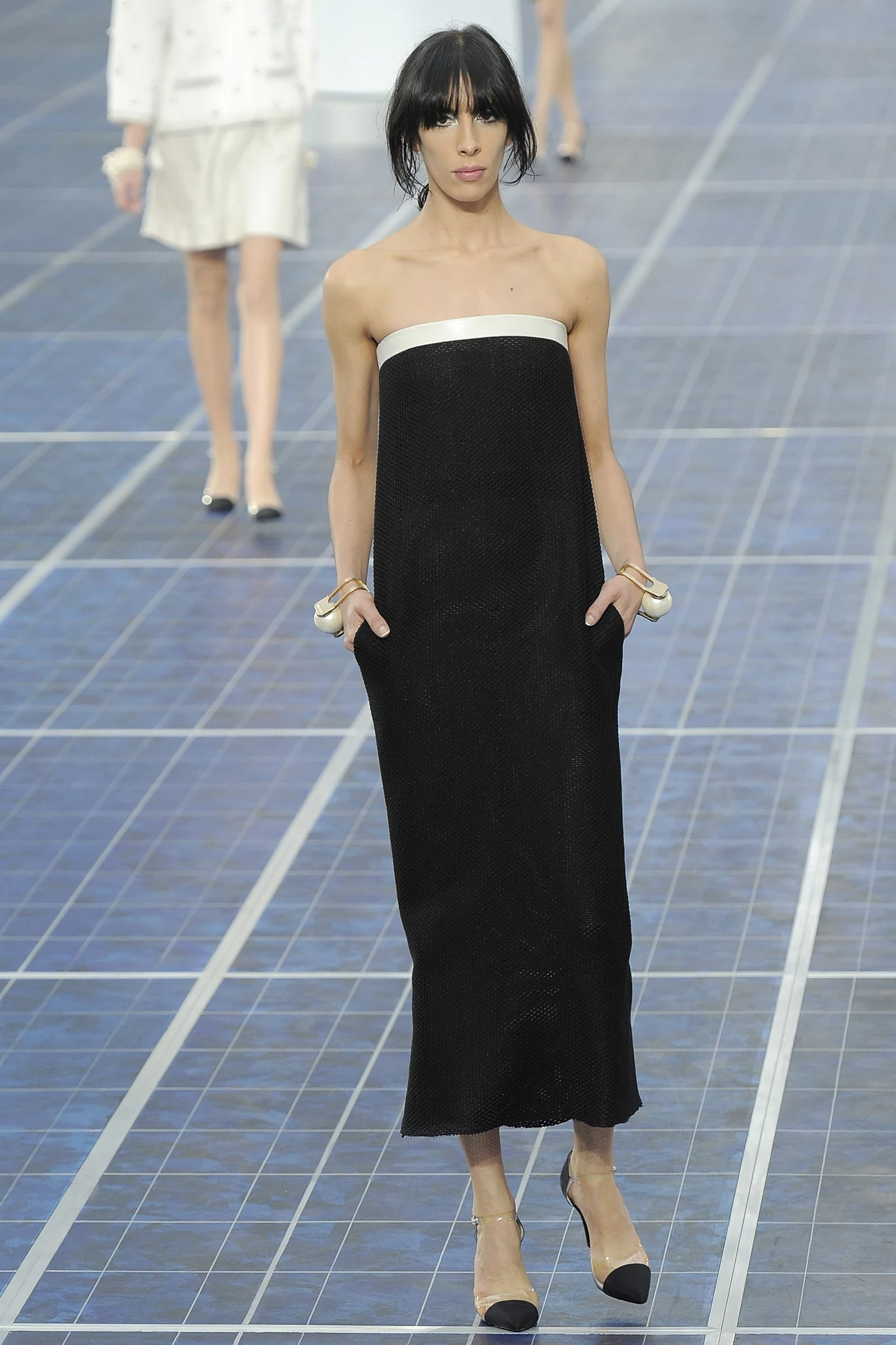 Modelka prezentuje najnowszą kolekcję domu mody Chanel Modelka prezentuje najnowszą kolekcję domu mody Chanel