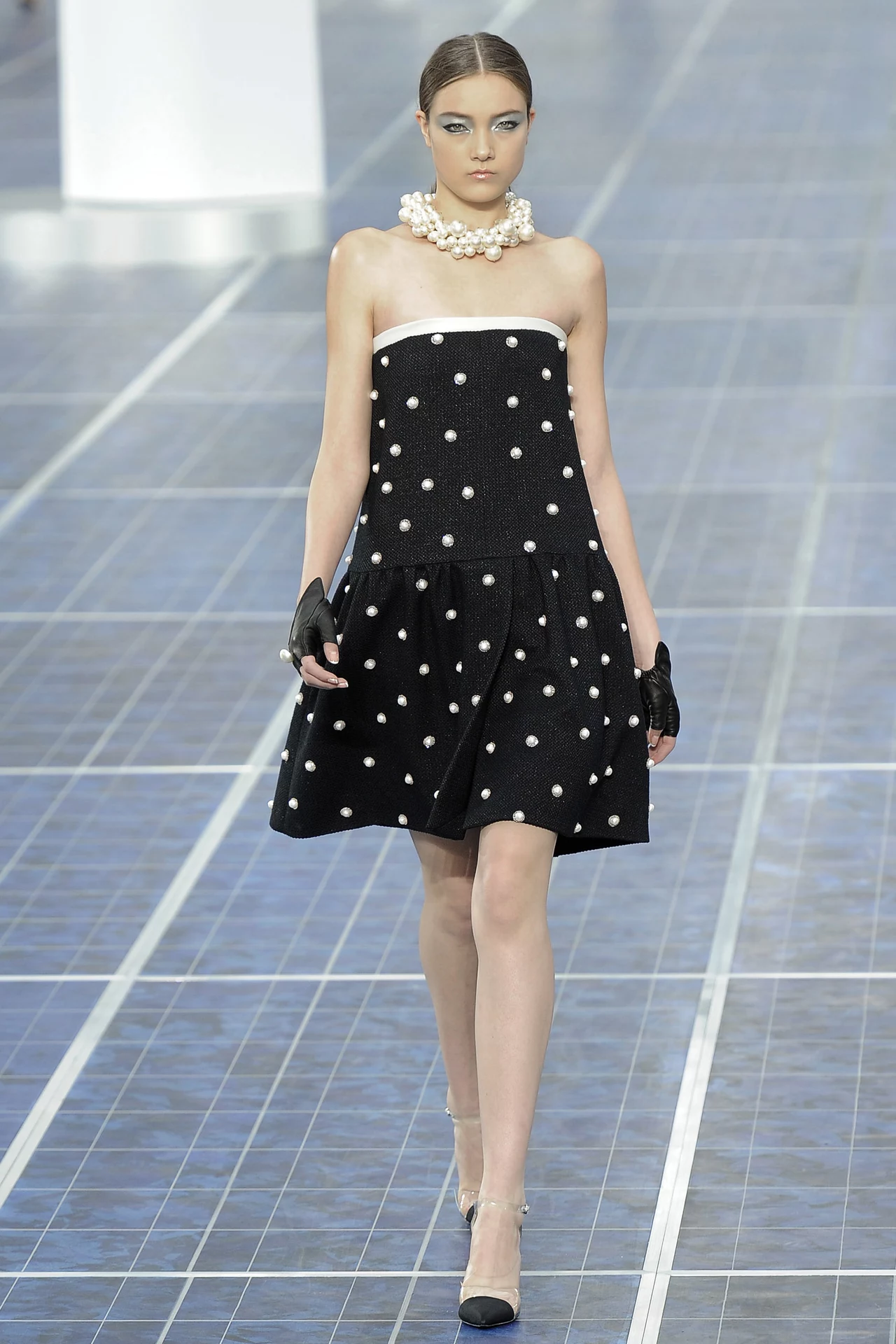 Modelka prezentuje najnowszą kolekcję domu mody Chanel Modelka prezentuje najnowszą kolekcję domu mody Chanel