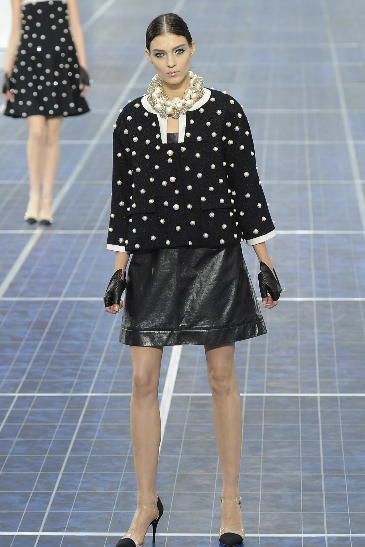 Modelka prezentuje najnowszą kolekcję domu mody Chanel Modelka prezentuje najnowszą kolekcję domu mody Chanel