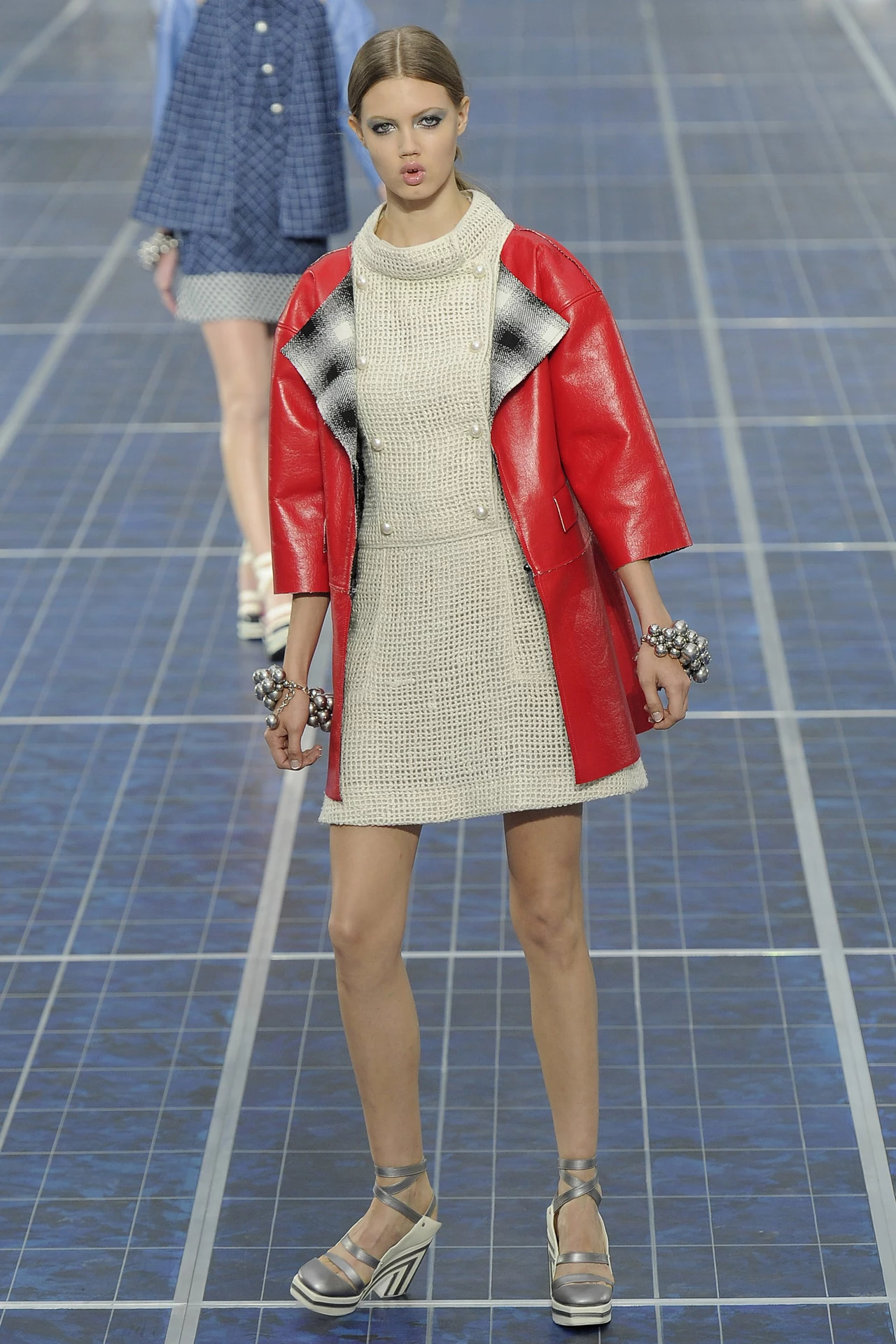 Modelka prezentuje najnowszą kolekcję domu mody Chanel Modelka prezentuje najnowszą kolekcję domu mody Chanel