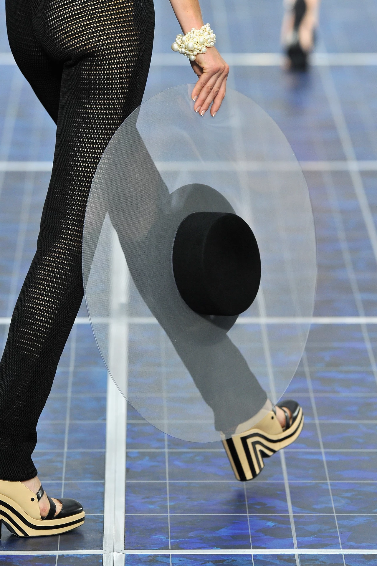 Modelka prezentuje najnowszą kolekcję domu mody Chanel Modelka prezentuje najnowszą kolekcję domu mody Chanel
