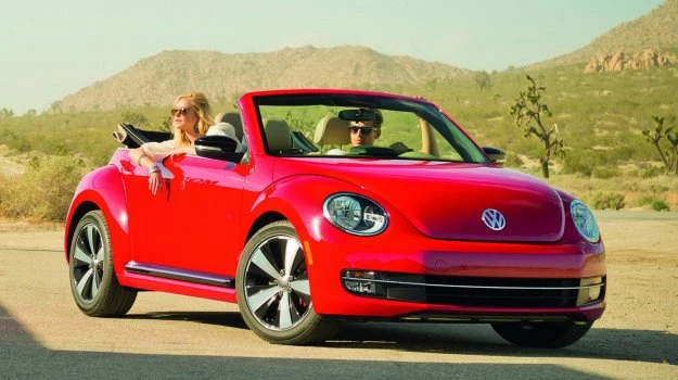 Nowy model nie jest po prostu kopią Garbusa. - Retro nas nie interesuje, patrzymy do przodu. Beetle Cabriolet miał być bardziej atletyczny i męski. I to nam się udało - mówi Klaus Bischoff, szef designu VW. Nowy model nie jest po prostu kopią Garbusa. - Retro nas nie interesuje, patrzymy do przodu. Beetle Cabriolet miał być bardziej atletyczny i męski. I to nam się udało - mówi Klaus Bischoff, szef designu VW.
