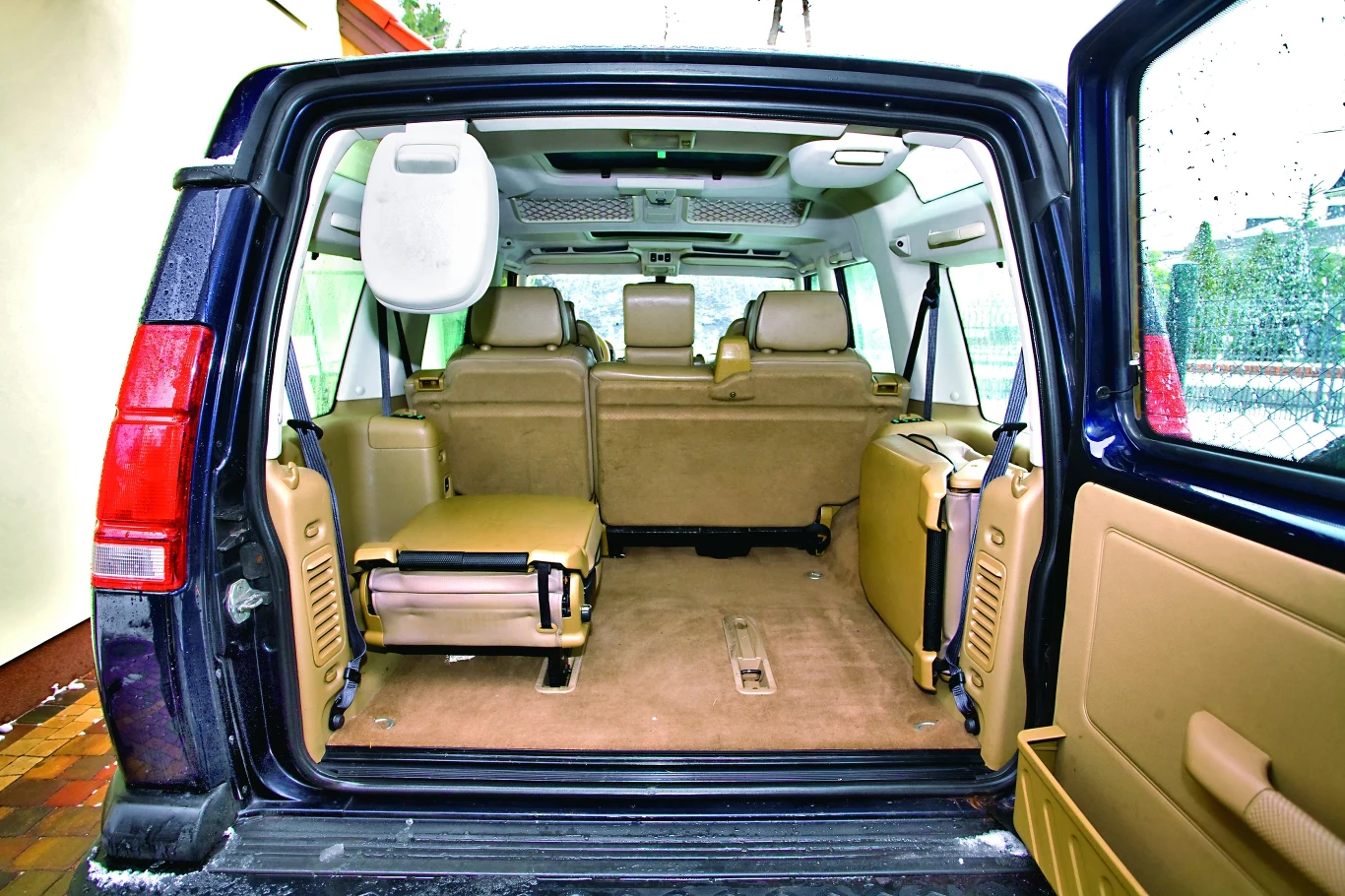 Drzwi otwierają się na bok - to wygodne. Na zdjęciu wersja siedmioosobowa. Dwa fotele można łatwo złożyć i schować z boku.