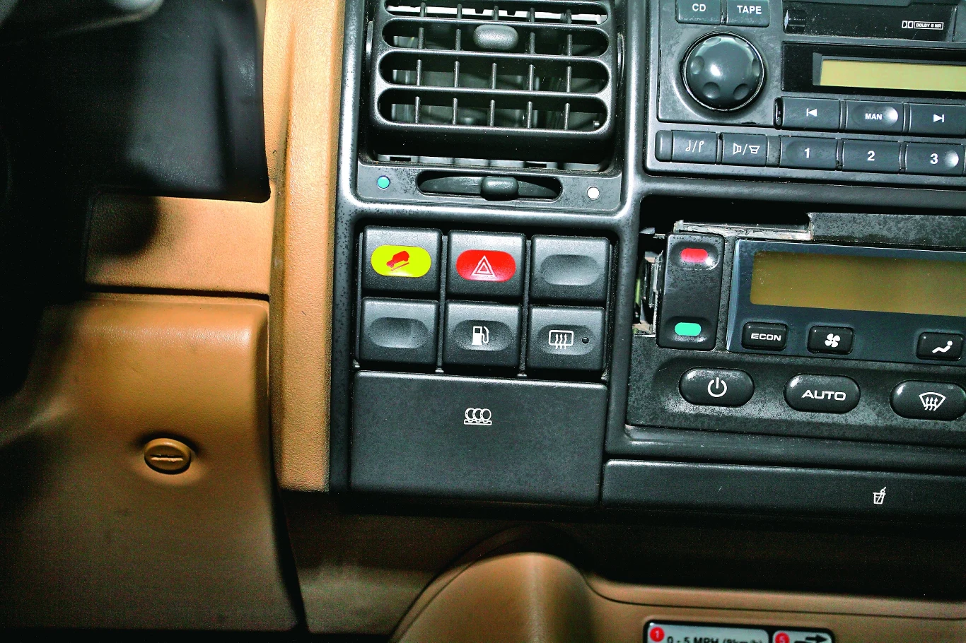 Lewy, górny róg: włącznik systemu kontroli zjazdu z wzniesienia.