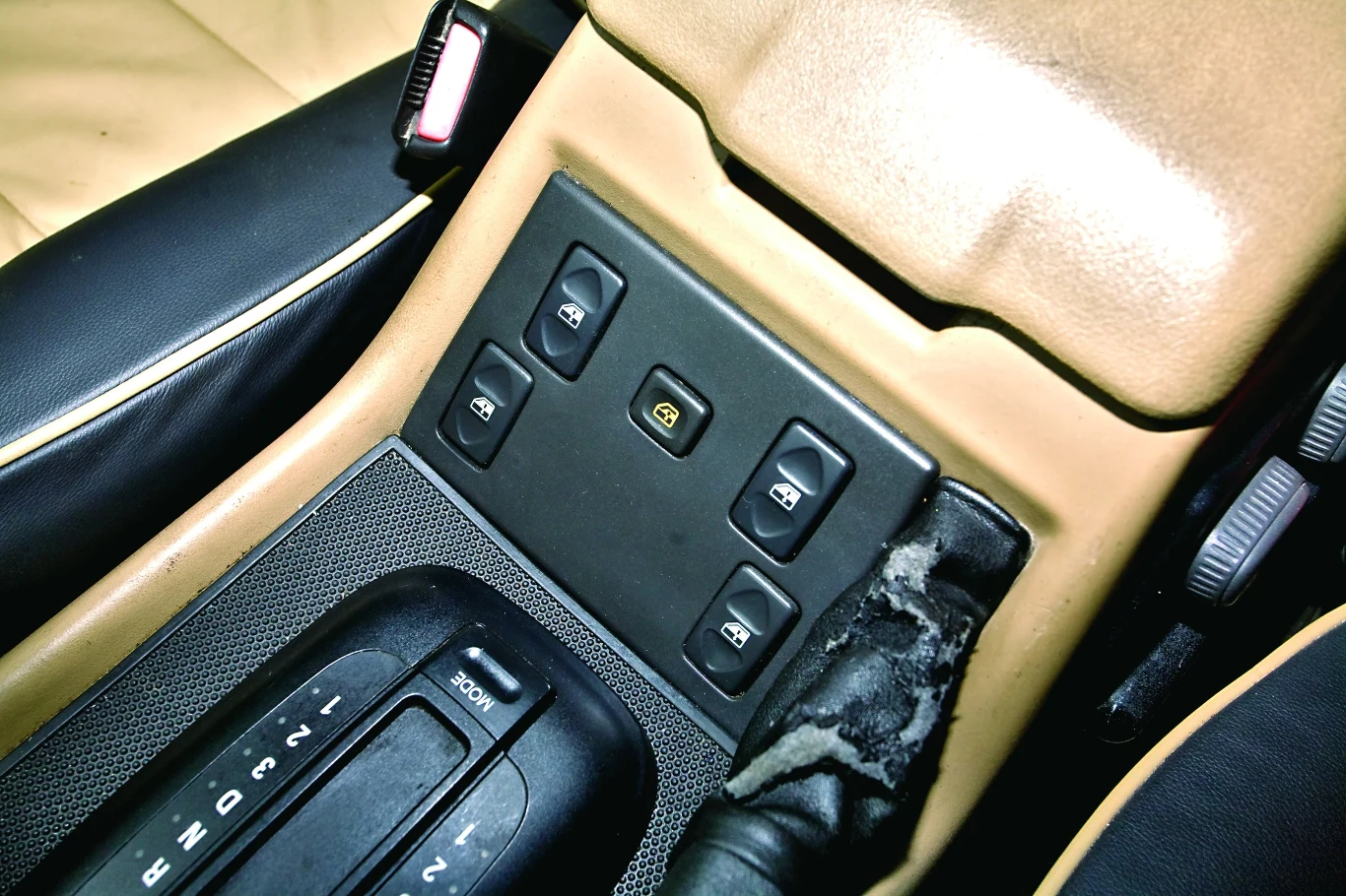 Nietypowo, albo "typowo po angielsku", czyli sterowanie elektryką szyb umieszczone w zaskakującym miejscu na konsoli.