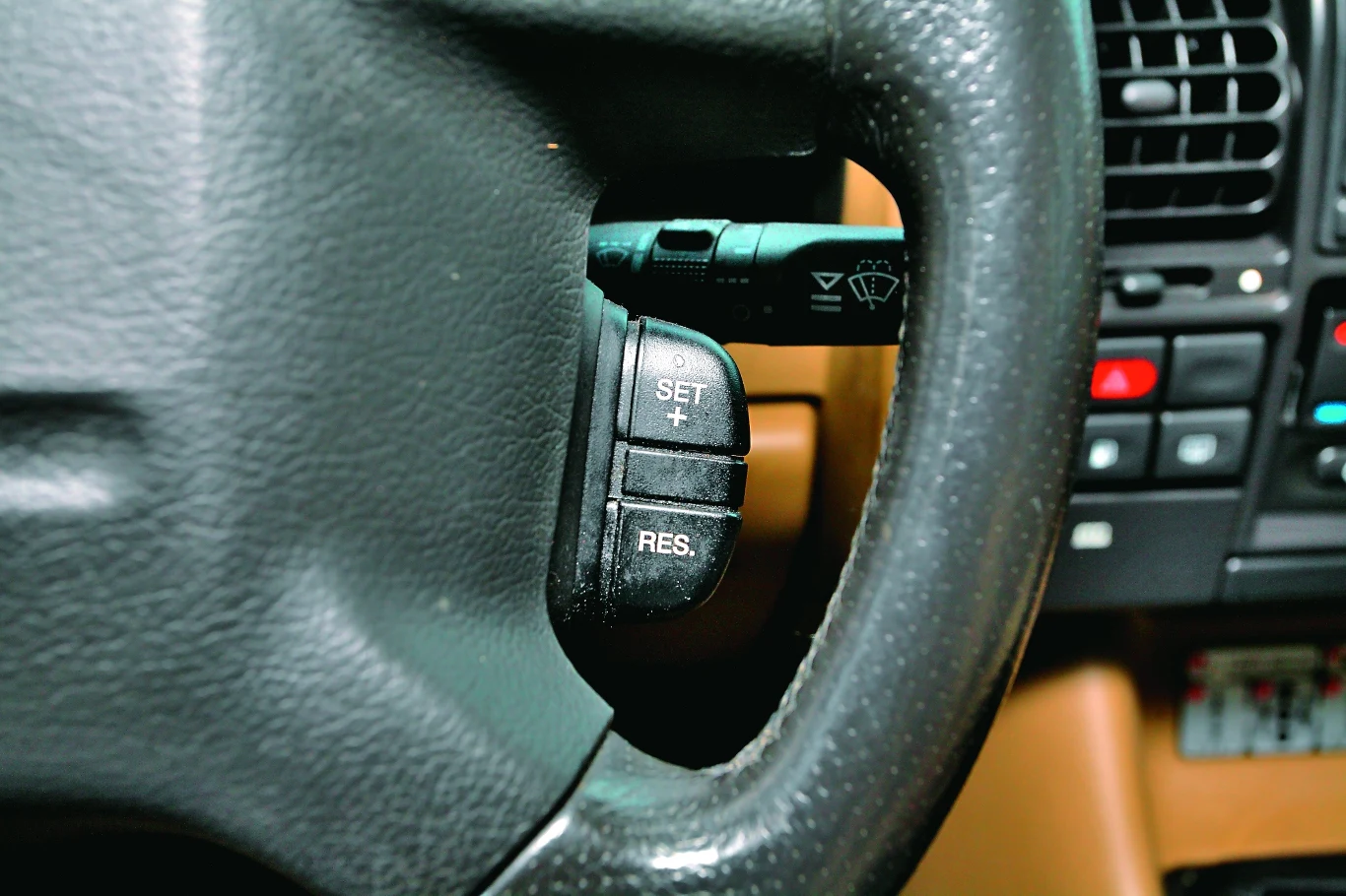 Nietypowo - tempomat w amerykańskim stylu w angielskim aucie. Nie zapominajmy jednak, że Discovery 2 miał podbić USA.