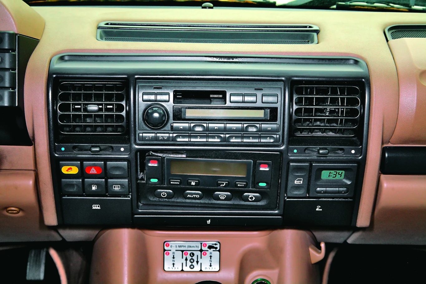 Fabryczne radio w rozmiarze 1,5 DIN steruje także zmieniarką płyt CD. Nagłośnienie - jak na lata 90. - po prostu znakomite.