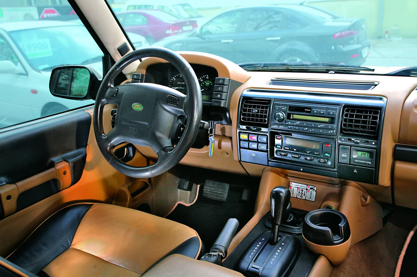 Najbogatsza odmiana HSE V8: skóra wysokiej jakości, automatyczna klimatyzacja, a w bagażniku - zmieniarka CD.