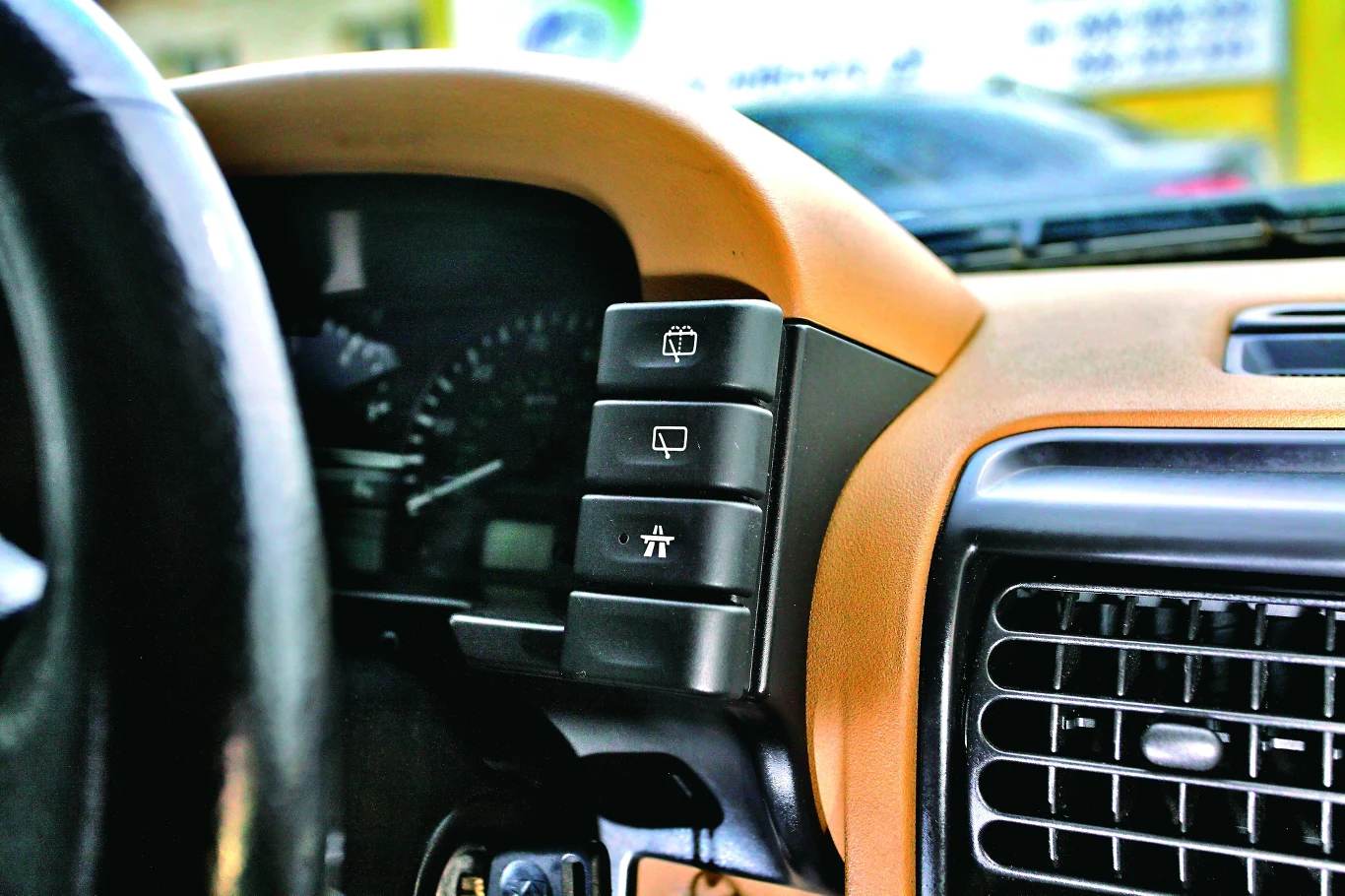 Przełącznik ACE (u dołu) włącza tryb jazdy w trasie.