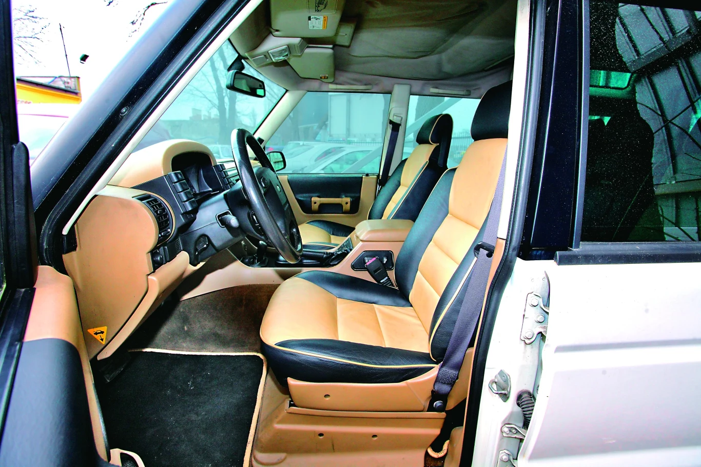 W zależności od wersji można trafić na tapicerkę płócienną, skórę z ciemnym przeszyciem lub z kolorowymi wstawkami.