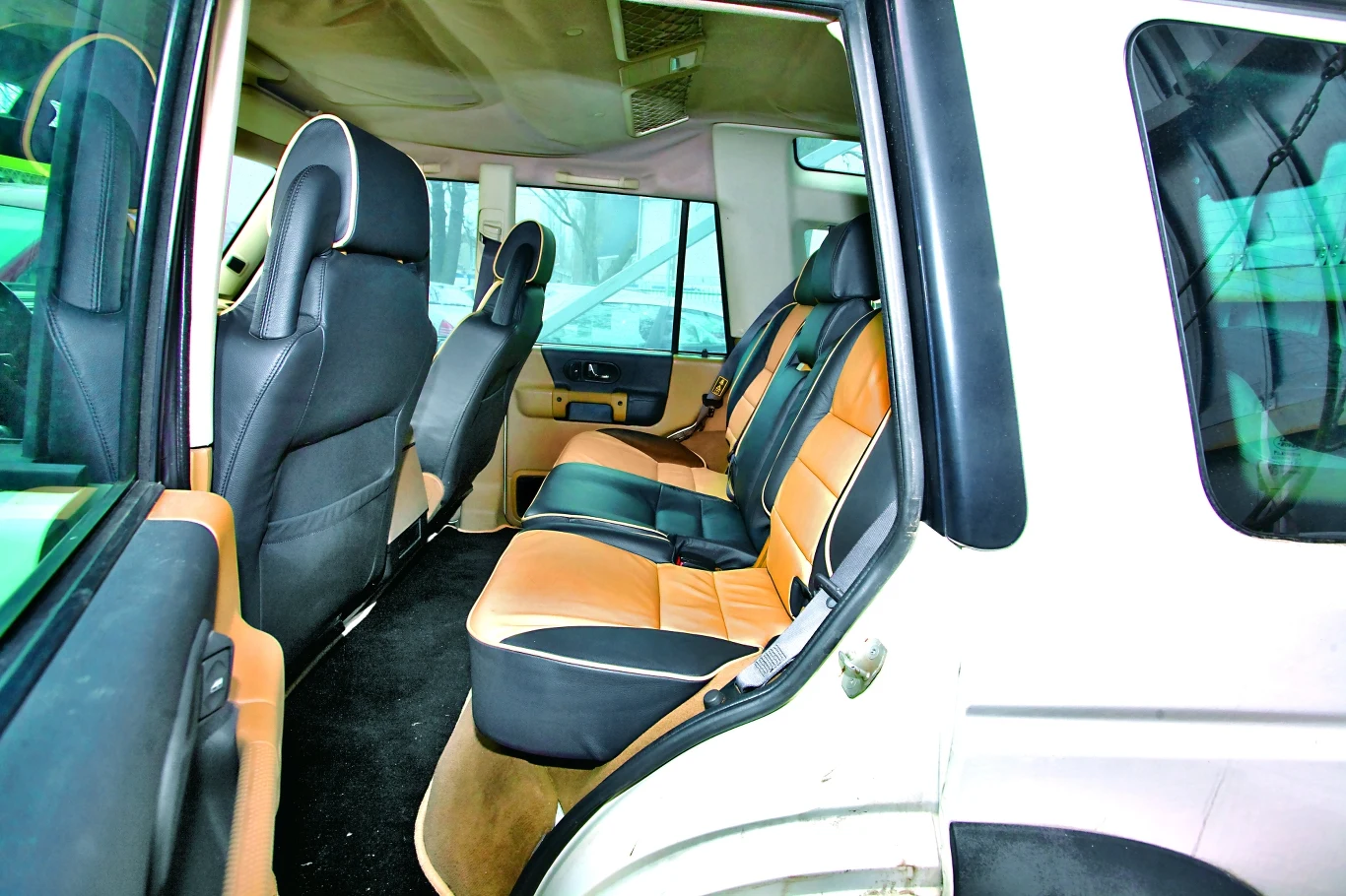 Tylna kanapa została umieszczona znacznie wyżej niż fotele z przodu, a dzięki podwyższeniu dachu nie brak miejsca nad głowami.