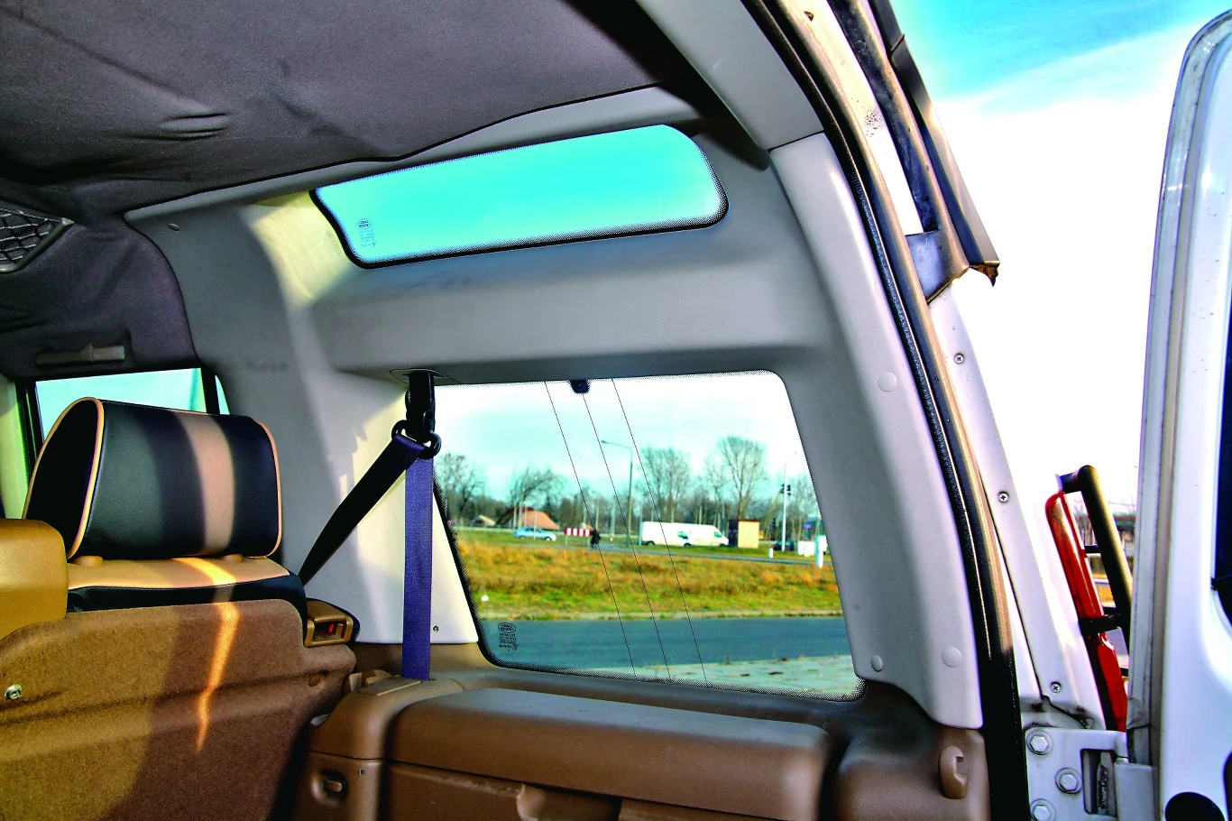 Górne okienko w bagażniku to gadżet - kierowcy nie służy.