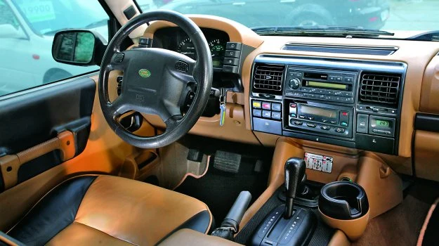 Najbogatsza odmiana HSE V8: skóra wysokiej jakości, automatyczna klimatyzacja, a w bagażniku - zmieniarka CD.