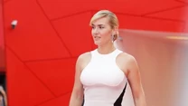 1. Sukienka z lampasami. Ciemniejsze pasy materiału po bokach sukienki optycznie wysmuklają talię. Na zdjęciu Kate Winslet