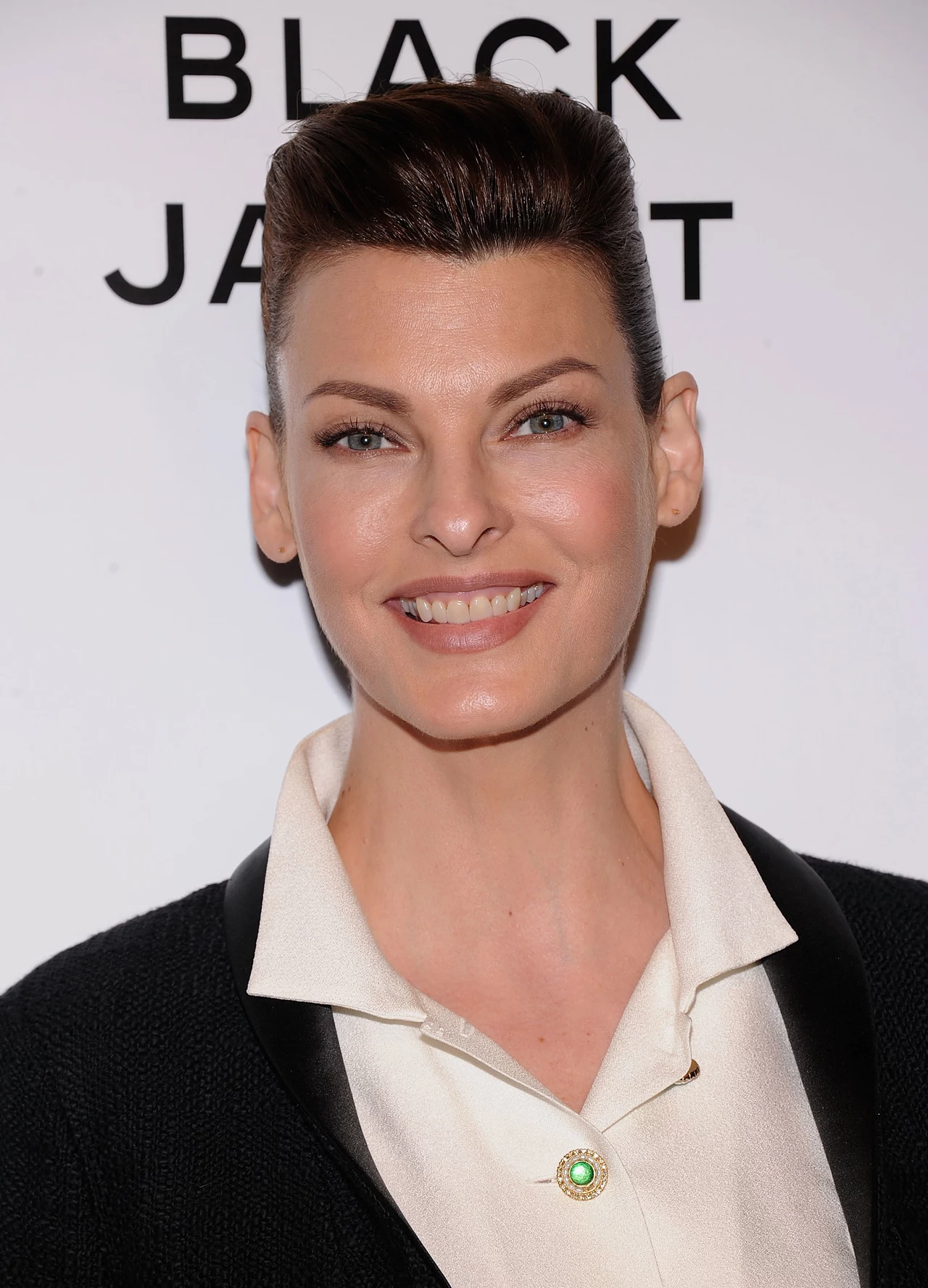 Linda Evangelista jako 12-latka wygrała konkurs Miss Teen Niagara. Karierę modelki zaczęła w latach 80. pokazując się na wybiegach największych projektantów. Jej twarz wielokrotnie zdobiła okładki najbardziej prestiżowych światowych magazynów mody. Z romansu z Francoisem-Henri Pinaultem, dziś mężem Salmy Hayek, ma syna. Linda Evangelista jako 12-latka wygrała konkurs Miss Teen Niagara. Karierę modelki zaczęła w latach 80. pokazując się na wybiegach największych projektantów. Jej twarz wielokrotnie zdobiła okładki najbardziej prestiżowych światowych magazynów mody. Z romansu z Francoisem-Henri Pinaultem, dziś mężem Salmy Hayek, ma syna.