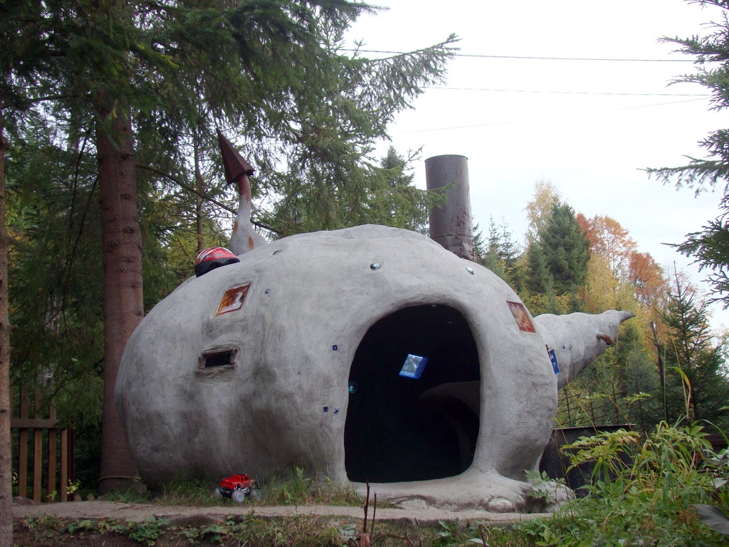 Betonowe igloo. W tle komin od nietypowego jacuzzi