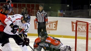 Hokeista GKS Tychy Roman Szimiczek (2L) w ataku na bramkę Michała Plaskiewicza (P) z Nesty Toruń 