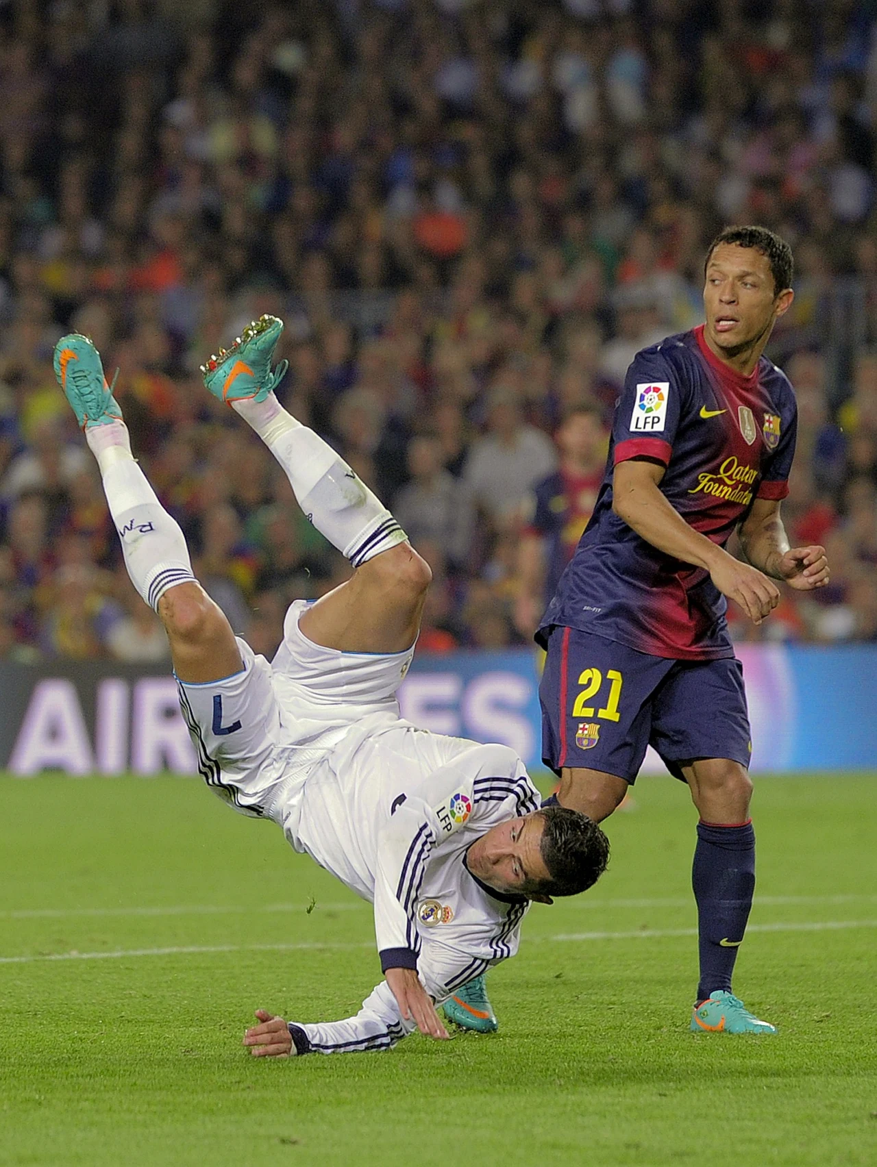 Cristiano Ronaldo (z lewej) podczas Gran Derbi na Camp Nou