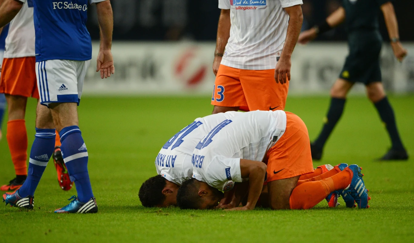 Piłkarze Montpellier Karim Ait-Fana (z lewej) i Younes Belhanda cieszą się z gola podczas meczu z Schalke 04 w Lidze Mistrzów