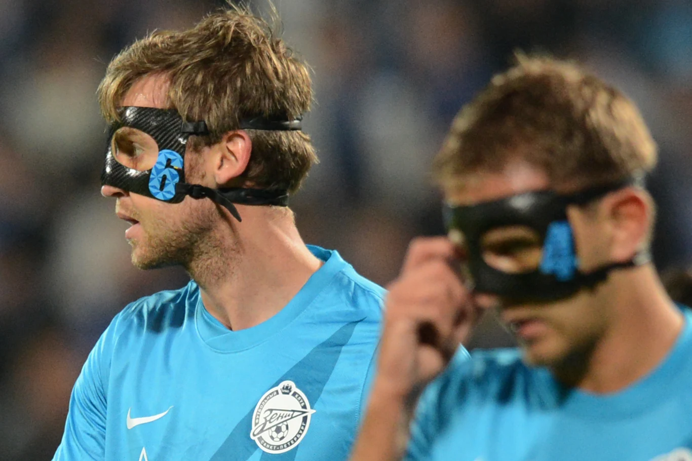 Nicolas Lombaerts (L) i Domenico Criscito z FC Zenit St. Petersburg podczas meczu z Milanem w Lidze Mistrzów