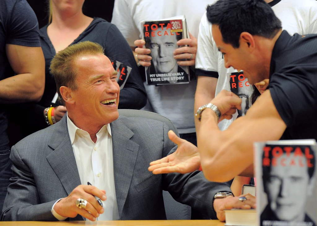 Arnold rozdaje autografy podczas amerykańskiej premiery książki