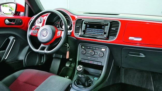 Masa plastiku w kolorze nadwozia na desce rozdzielczej to wyróżnik wersji Design. Taki krzykliwy styl w Volkswagenie? Do Beetla nawet pasuje, zwłaszcza że nawiązuje to trochę do klasycznego modelu.