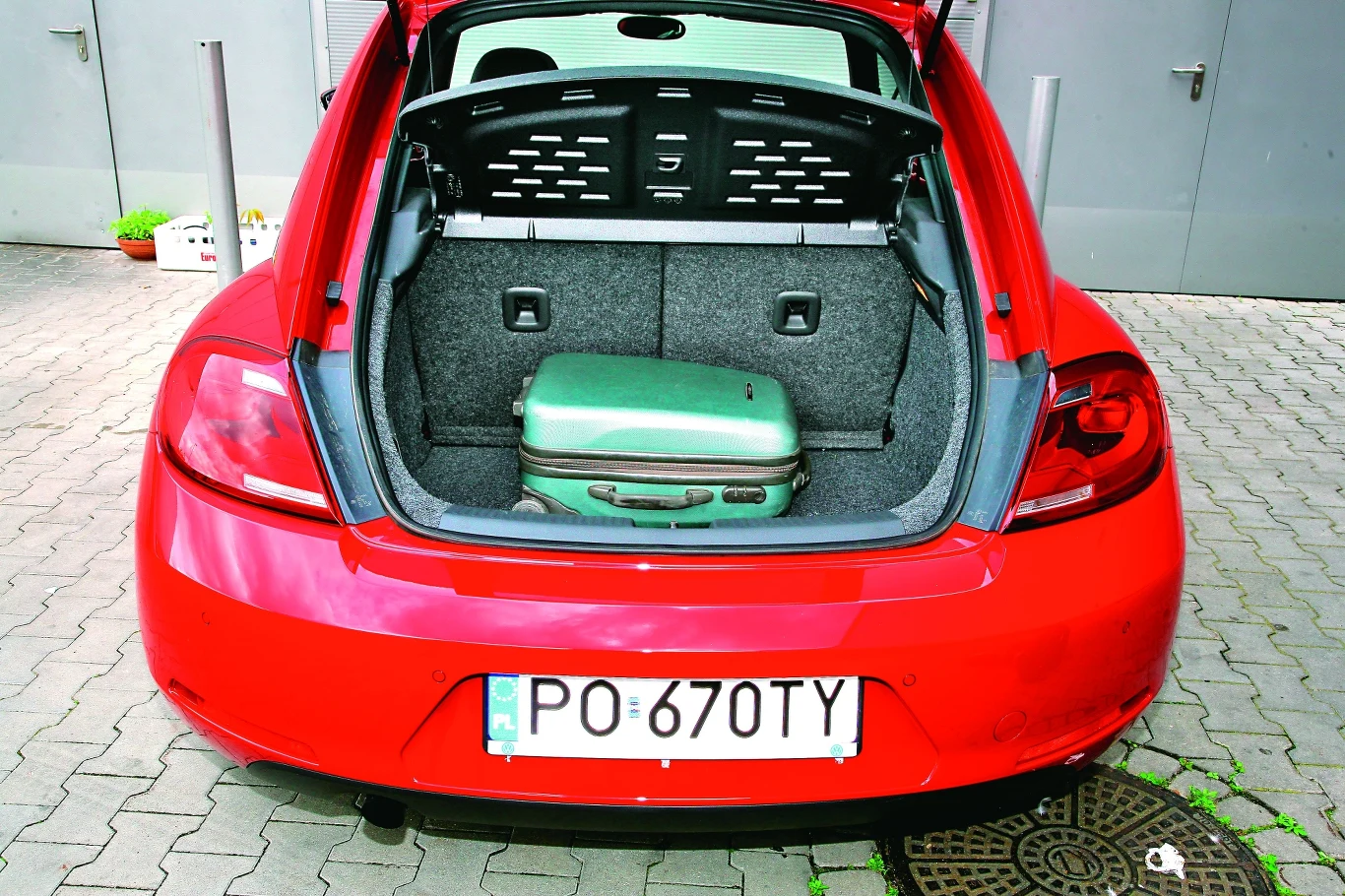 Bagażnik ma 310 litrów pojemności, dzielona na pół kanapa jest dostępna seryjnie.