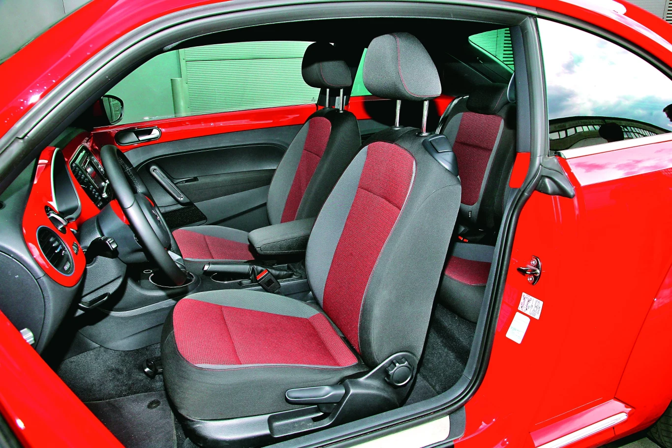 Fotele, co dla VW nietypowe, nie są zbyt wygodne. Słabo wyprofilowane oparcie nie podpiera pleców.