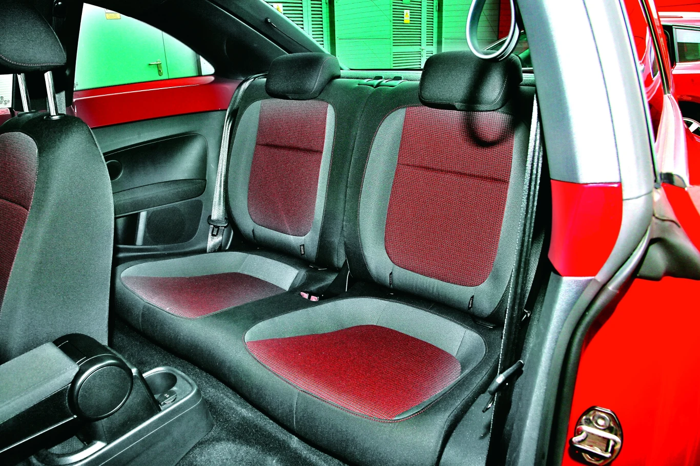 Dwa miejsca z tyłu do wykorzystania tylko w sytuacjach wyjątkowych. Jest ciasno.