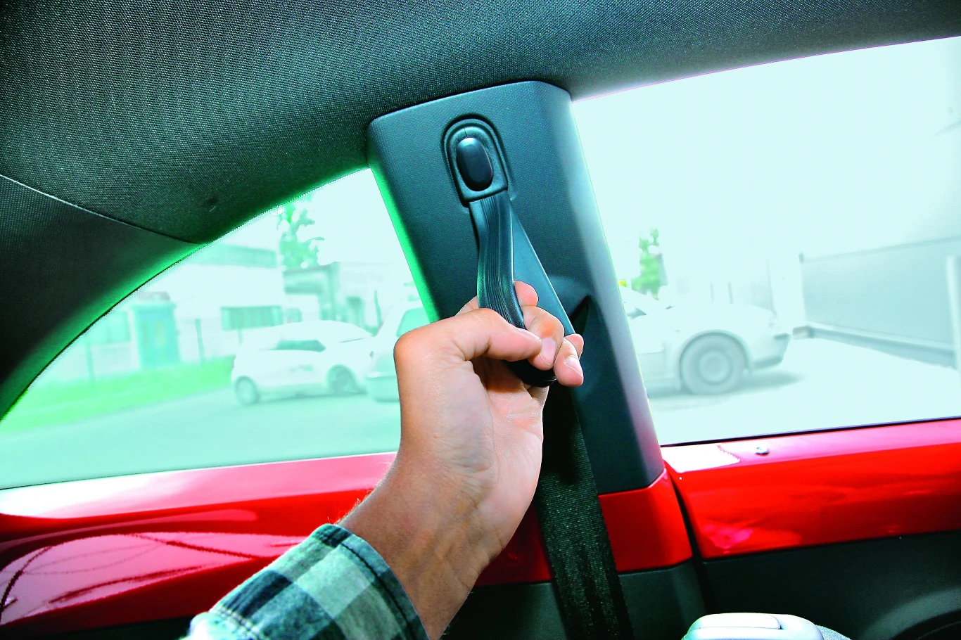 Plastikowa rączka na środkowym słupku ułatwia pasażerowi wydostanie się z tyłu.