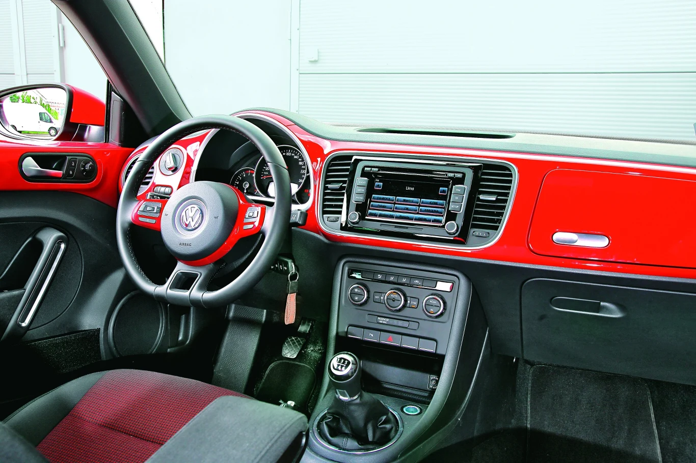 Masa plastiku w kolorze nadwozia na desce rozdzielczej to wyróżnik wersji Design. Taki krzykliwy styl w Volkswagenie? Do Beetla nawet pasuje, zwłaszcza że nawiązuje to trochę do klasycznego modelu.