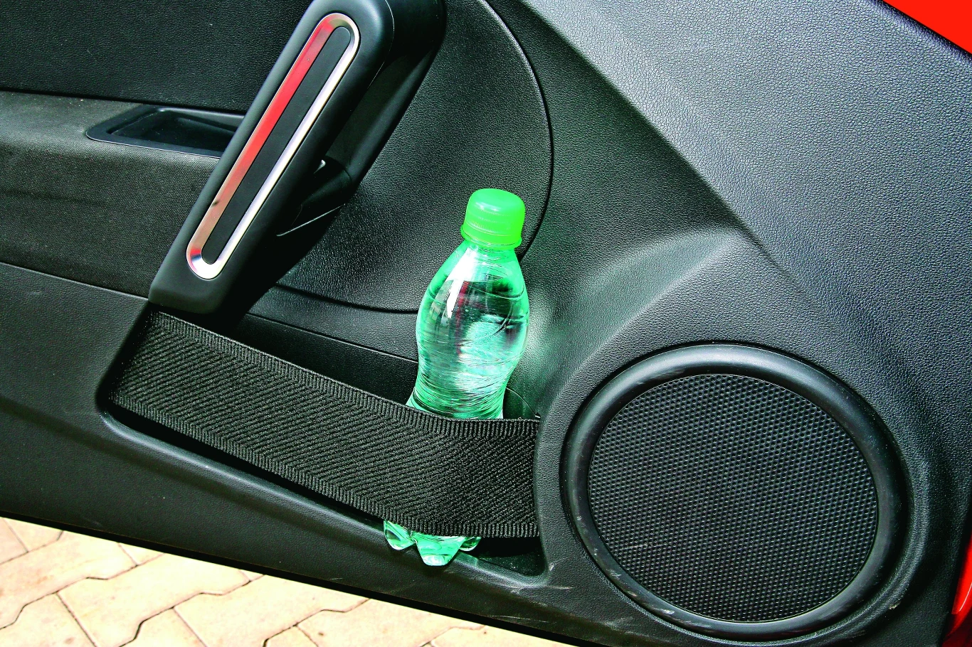 Kieszonki w drzwiach są bardzo małe, a gumowe taśmy przytrzymują przedmioty za słabo.