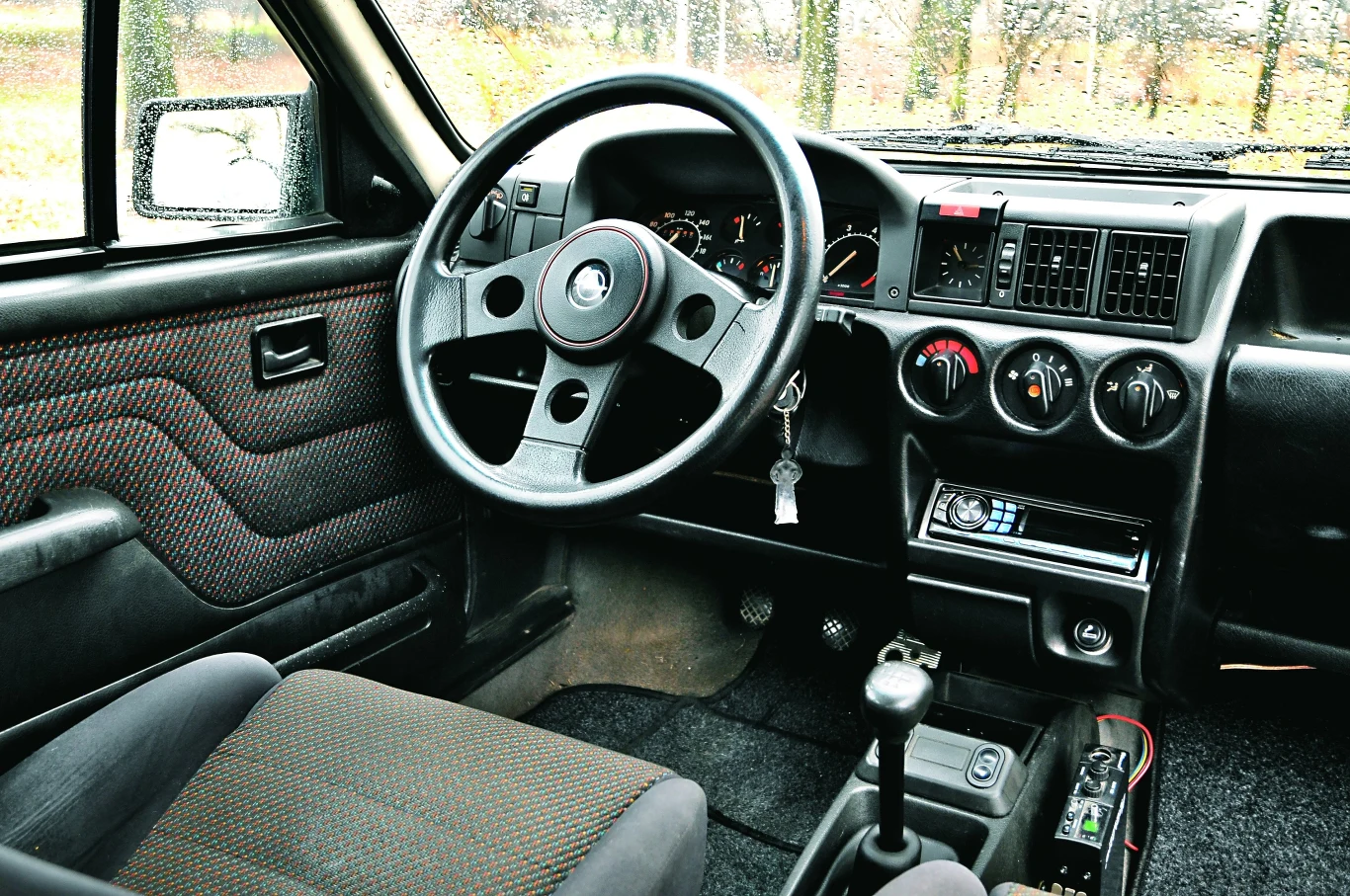 W prostym wnętrzu nic nie rozprasza kierowcy, ale pozycja za kierownicą daleka jest od sportowej. Trójramienna kierownica często bywa wymieniana na mniejszy produkt "tuningowy".