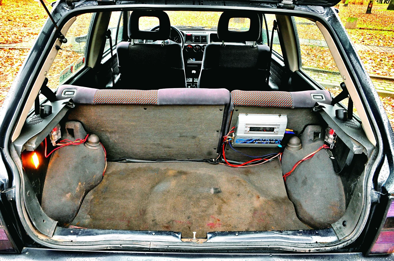 Dzielona tylna kanapa była w tamtych czasach rzadkością. Audio - nieseryjne.