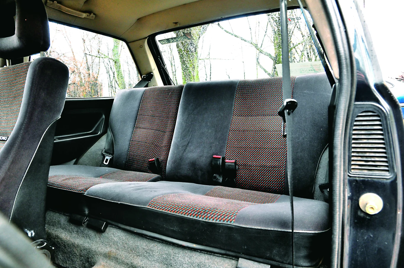 Dzięki kanciastemu nadwoziu, z tyłu nikomu nie brakuje miejsca nad głową.