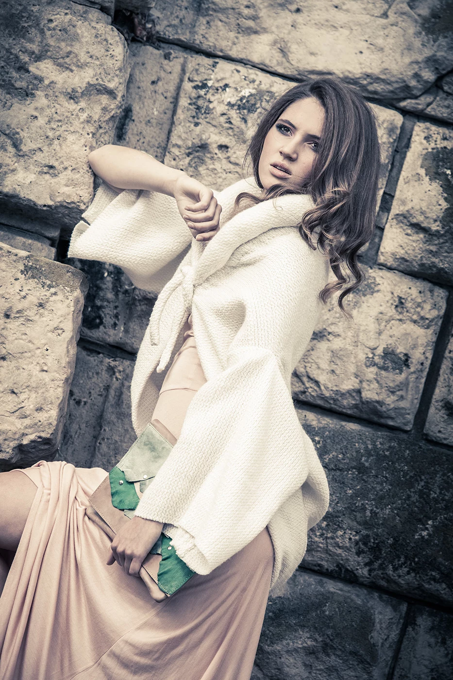 Fryzury: Wojtek Kasprzak i Oskar Bachoń Studio Stylizacji i Wizażu. Makijaż: Magdalena Moniczewska. Dodatki: CADO Accessories. Modelki: Wiola Bartosz i Kamila Korgól. Fryzury: Wojtek Kasprzak i Oskar Bachoń Studio Stylizacji i Wizażu. Makijaż: Magdalena Moniczewska. Dodatki: CADO Accessories. Modelki: Wiola Bartosz i Kamila Korgól.