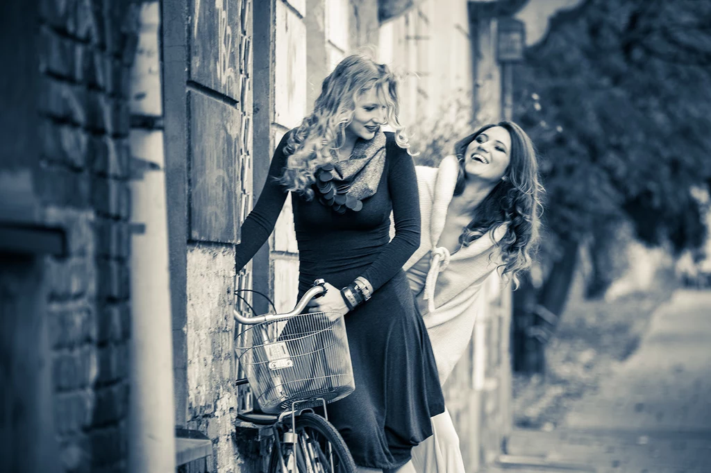 Fryzury: Wojtek Kasprzak i Oskar Bachoń Studio Stylizacji i Wizażu. Makijaż: Magdalena Moniczewska. Dodatki: CADO Accessories. Modelki: Wiola Bartosz i Kamila Korgól. Fryzury: Wojtek Kasprzak i Oskar Bachoń Studio Stylizacji i Wizażu. Makijaż: Magdalena Moniczewska. Dodatki: CADO Accessories. Modelki: Wiola Bartosz i Kamila Korgól.