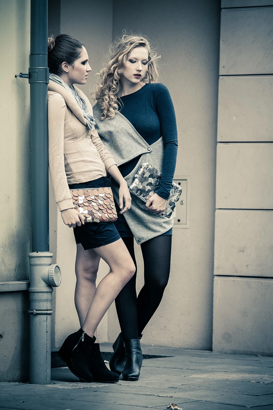 Fryzury: Wojtek Kasprzak i Oskar Bachoń Studio Stylizacji i Wizażu. Makijaż: Magdalena Moniczewska. Dodatki: CADO Accessories. Modelki: Wiola Bartosz i Kamila Korgól. Fryzury: Wojtek Kasprzak i Oskar Bachoń Studio Stylizacji i Wizażu. Makijaż: Magdalena Moniczewska. Dodatki: CADO Accessories. Modelki: Wiola Bartosz i Kamila Korgól.