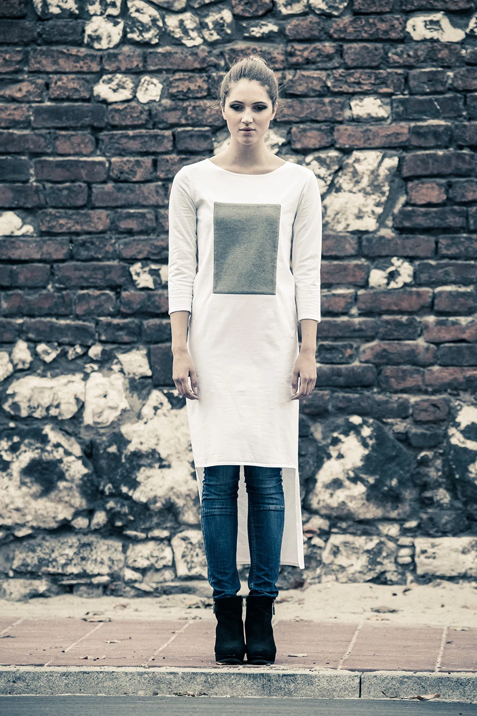 Agnieszka Oleksiewicz – A4 dla MonoLog. Fryzury: Wojtek Kasprzak i Oskar Bachoń Studio Stylizacji i Wizażu. Makijaż: Magdalena Moniczewska. Dodatki: CADO Accessories. Modelki: Wiola Bartosz i Kamila Korgól. Agnieszka Oleksiewicz – A4 dla MonoLog. Fryzury: Wojtek Kasprzak i Oskar Bachoń Studio Stylizacji i Wizażu. Makijaż: Magdalena Moniczewska. Dodatki: CADO Accessories. Modelki: Wiola Bartosz i Kamila Korgól.