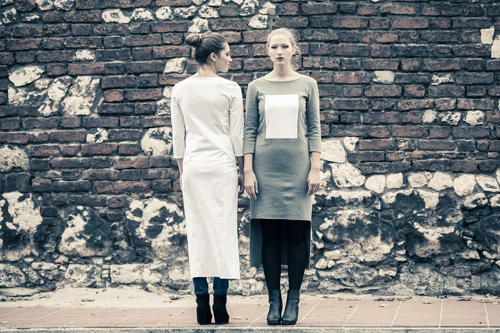 Agnieszka Oleksiewicz – A4 dla MonoLog. Fryzury: Wojtek Kasprzak i Oskar Bachoń Studio Stylizacji i Wizażu. Makijaż: Magdalena Moniczewska. Dodatki: CADO Accessories. Modelki: Wiola Bartosz i Kamila Korgól. Agnieszka Oleksiewicz – A4 dla MonoLog. Fryzury: Wojtek Kasprzak i Oskar Bachoń Studio Stylizacji i Wizażu. Makijaż: Magdalena Moniczewska. Dodatki: CADO Accessories. Modelki: Wiola Bartosz i Kamila Korgól.