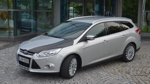 Ford Focus z pokrywą silnika wykonaną z CFRP.