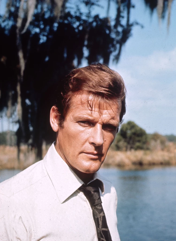 Roger Moore jako James Bond