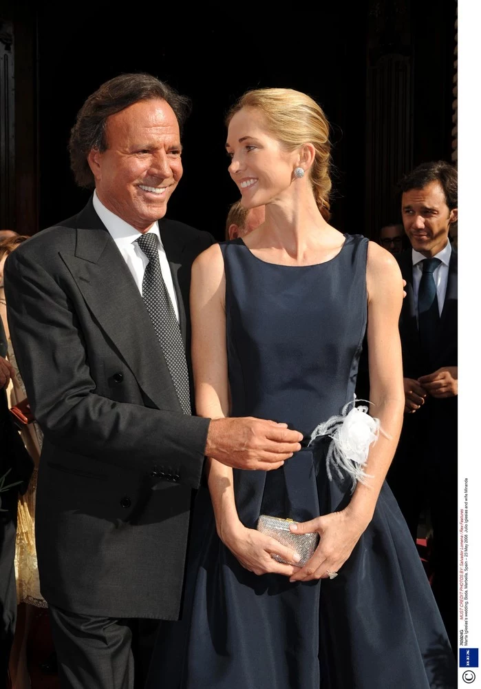 Julio Iglesias. Mówi się, że przez jego łóżko przewinęło się 3 tysiące kobiet. – Tyle to miałem do 1976 r. Potem przestałem liczyć! – odpowiada Julio. Dzisiaj, gdy dobiega 70-tki, przyznaje, że wspomaga się viagrą i ograniczył romanse. Na zdjęciu z żoną Mirandą Martą Iglesias Julio Iglesias. Mówi się, że przez jego łóżko przewinęło się 3 tysiące kobiet. – Tyle to miałem do 1976 r. Potem przestałem liczyć! – odpowiada Julio. Dzisiaj, gdy dobiega 70-tki, przyznaje, że wspomaga się viagrą i ograniczył romanse. Na zdjęciu z żoną Mirandą Martą Iglesias