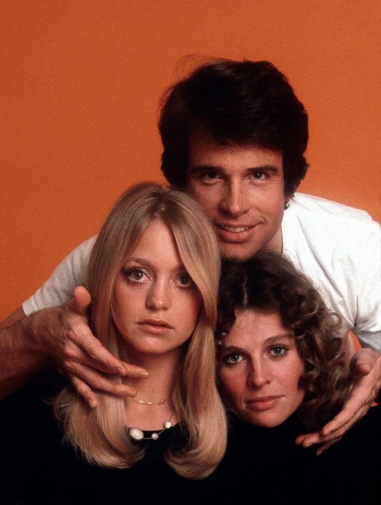 Warren Beatty. Biograf aktora wyliczył dokładnie, że Warren spał w swoim życiu z 12775 kobietami. Na zdjęciu Warren Beatty w 1975 roku z Goldie Hawn i Julie Christie Warren Beatty. Biograf aktora wyliczył dokładnie, że Warren spał w swoim życiu z 12775 kobietami. Na zdjęciu Warren Beatty w 1975 roku z Goldie Hawn i Julie Christie