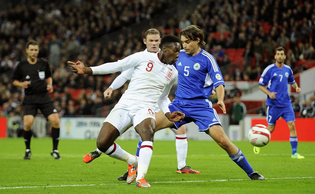 Danny Welbeck (z lewej) strzela gola na 2-0
