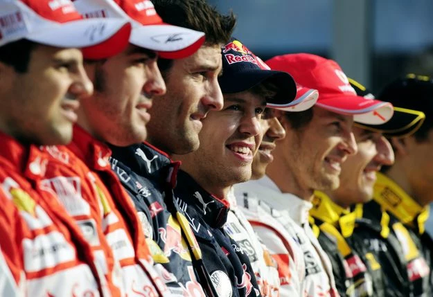 Felipe Massa, Fernando Alonso, Mark Webber, Sebastian Vettel, Lewis Hamilton, Jenson Button i Robert Kubica. Zdjęcie pochodzi z 2010 roku